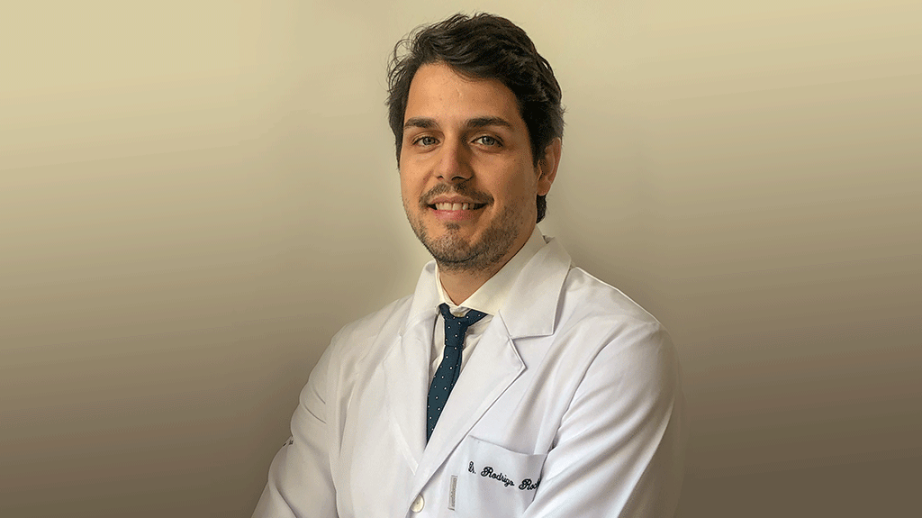 Dr. Rodrigo Rocha explica: mastopexia com prótese por cima ou por baixo do músculo?